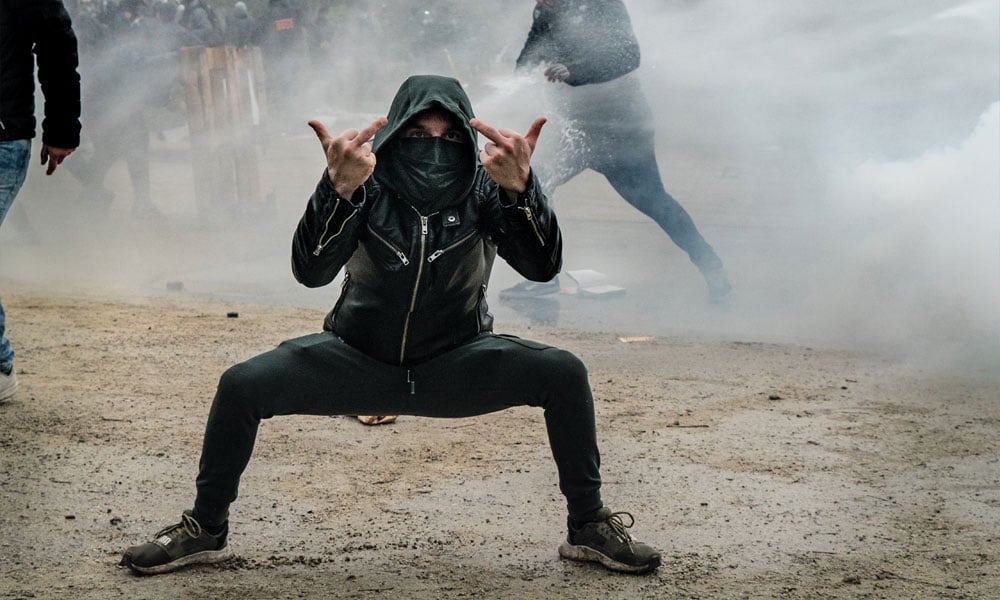 Een agressieve demonstrant tijdens een demonstratie tegen coronamaatregelen op 23 januari 2022 in Brussel, België. Foto Kristof Vadino