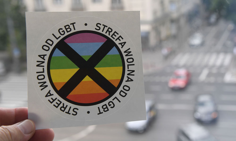 Een sticker met 'LGBT-free zone' erop, verspreid in het conservatieve weekblad Gazeta Polska. Foto AFP