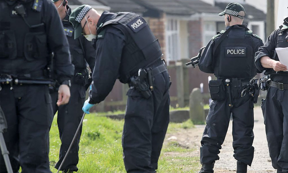 De politie van Noord-Ierland doorzoekt het gebied waar Lyra McKee is vermoord. Foto Getty Images